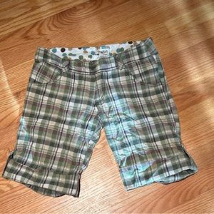 Super cute plaid mid way shorts bt Jezebell size 5